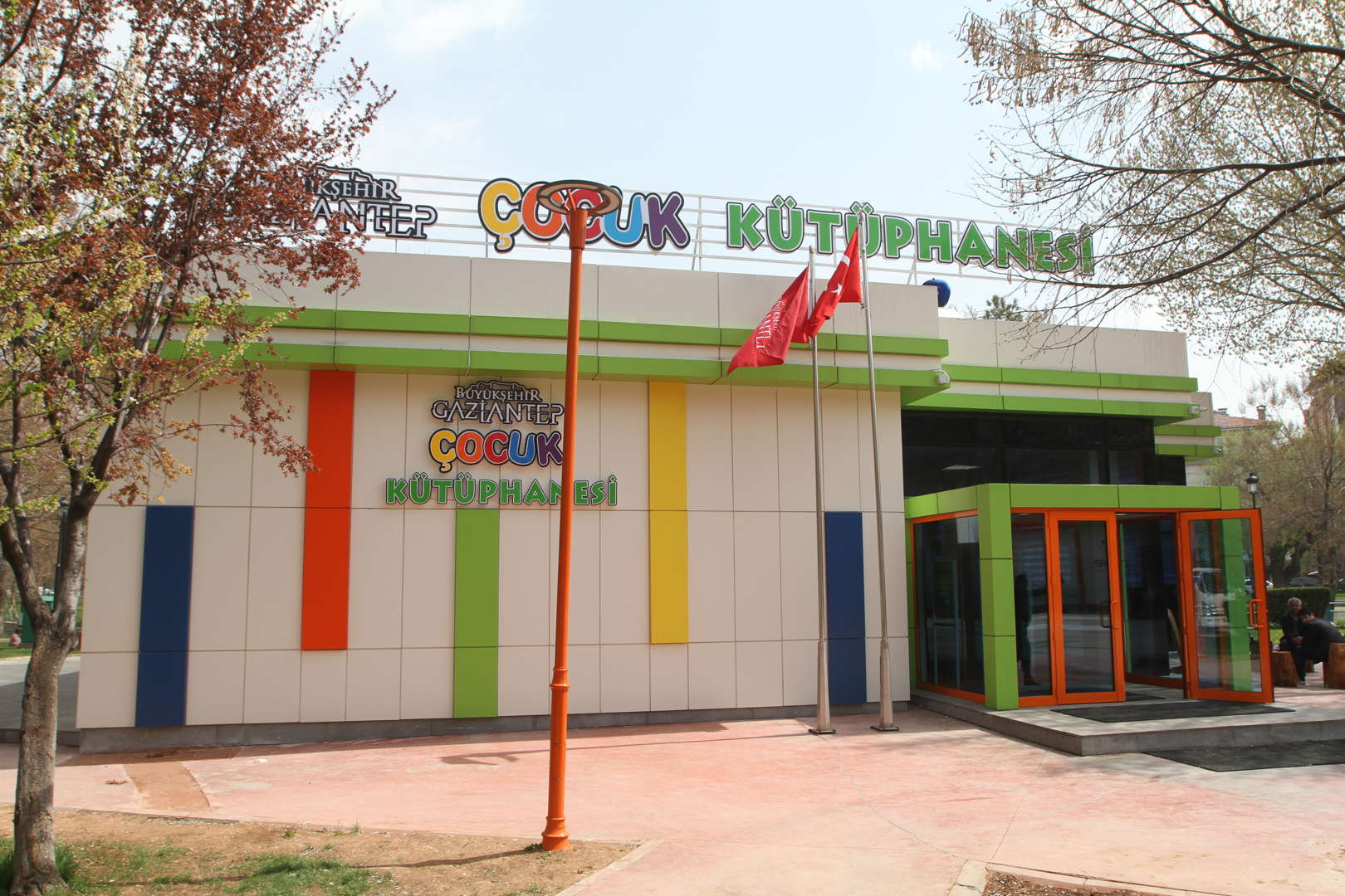 deprem, kitap sevgilerine engel olamadı – gaziantep bşb çocuk kütüphaneleri