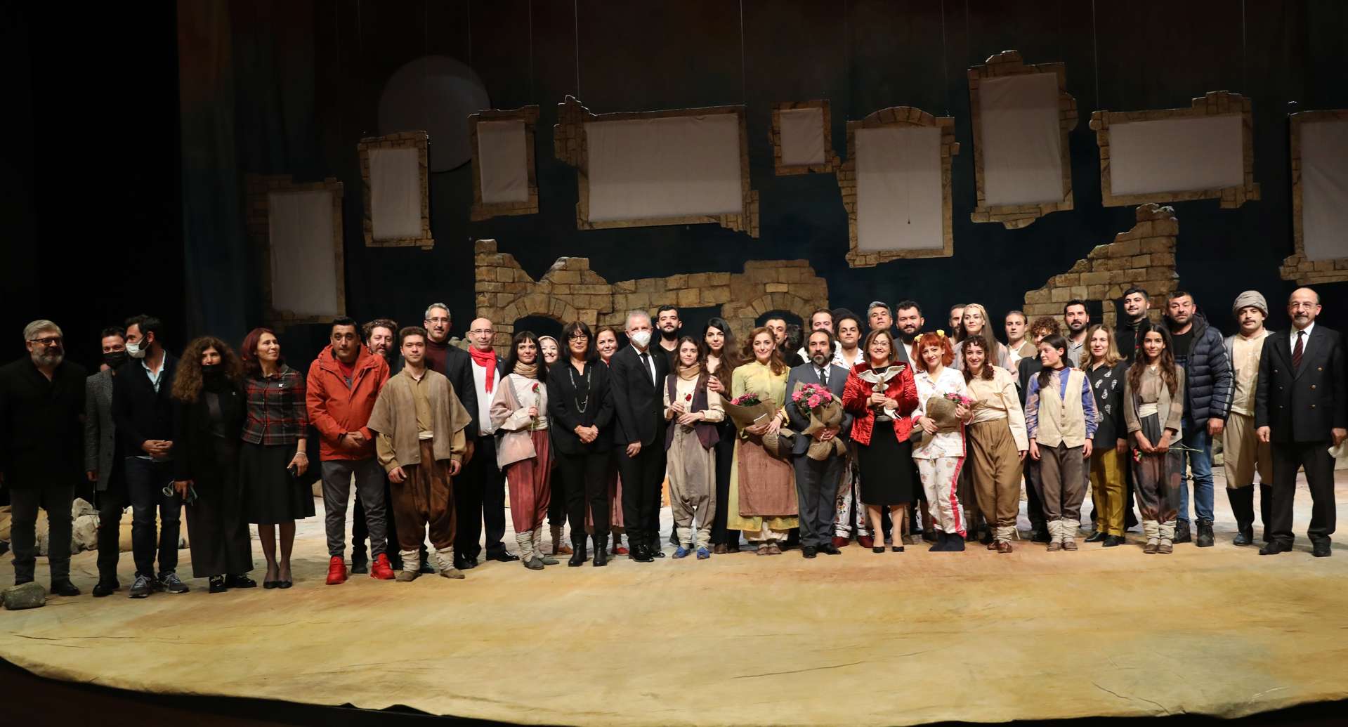 gaziantep şehir tiyatrosu bedia muvahhit tiyatro ödülüne layık görüldü