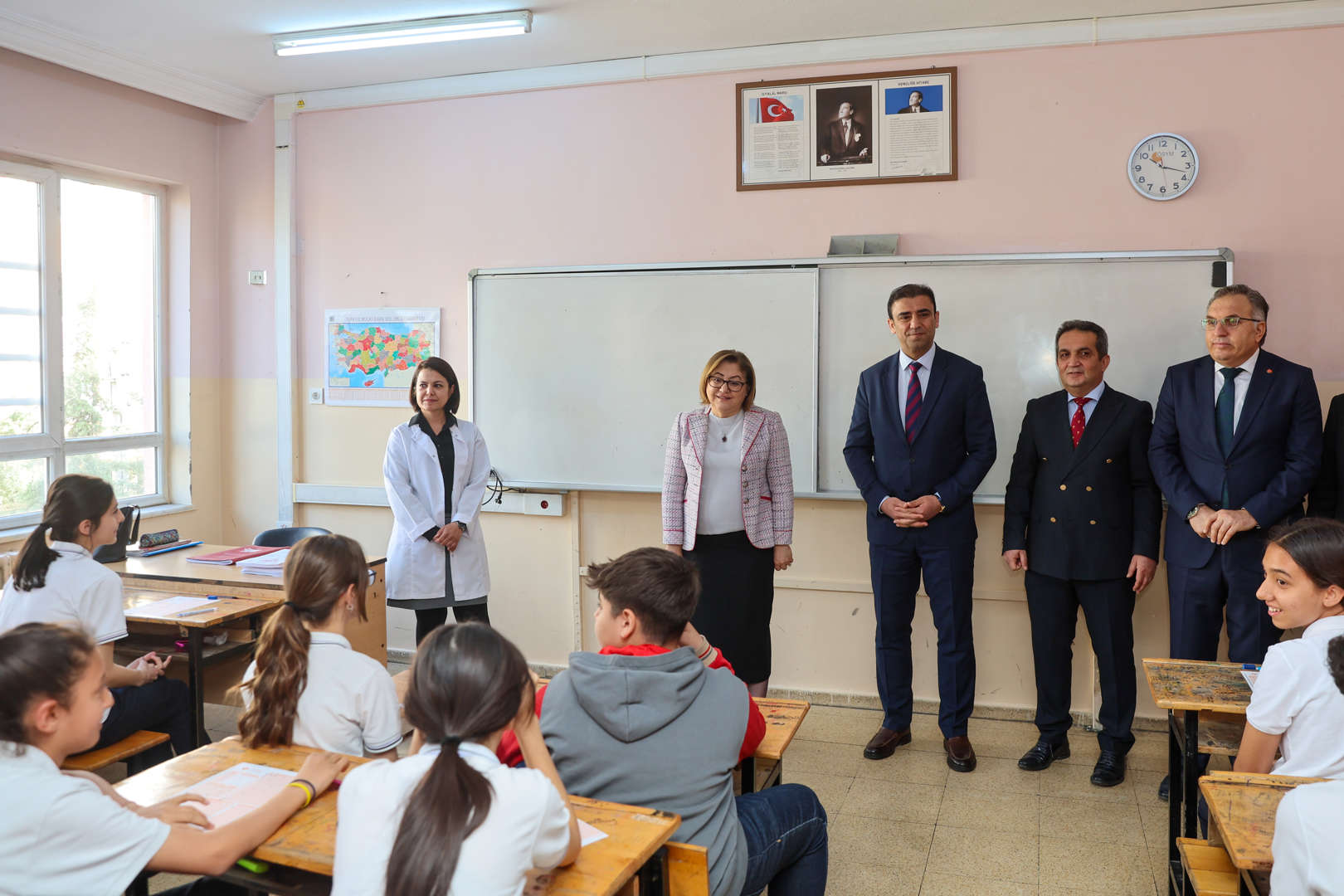 gençlerimizin yanındayız, geleceğe birlikte yürüyoruz