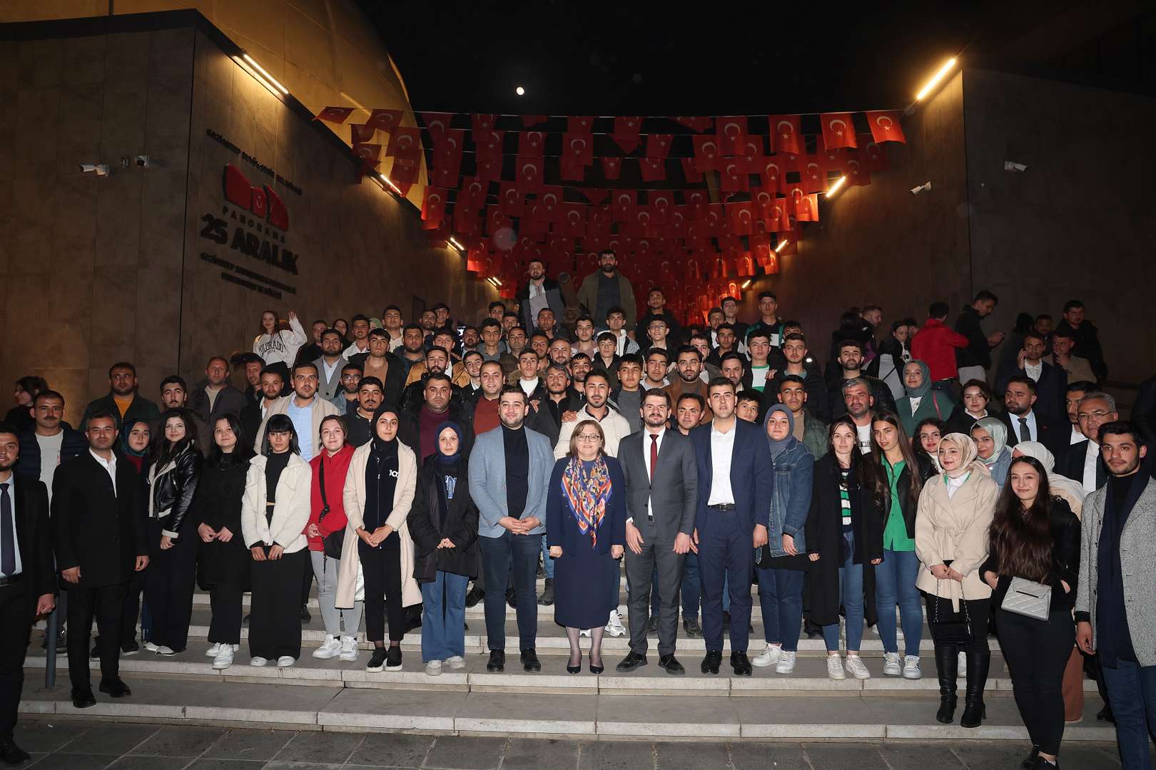 gençlerle bir araya gelerek sorularını yanıtladım