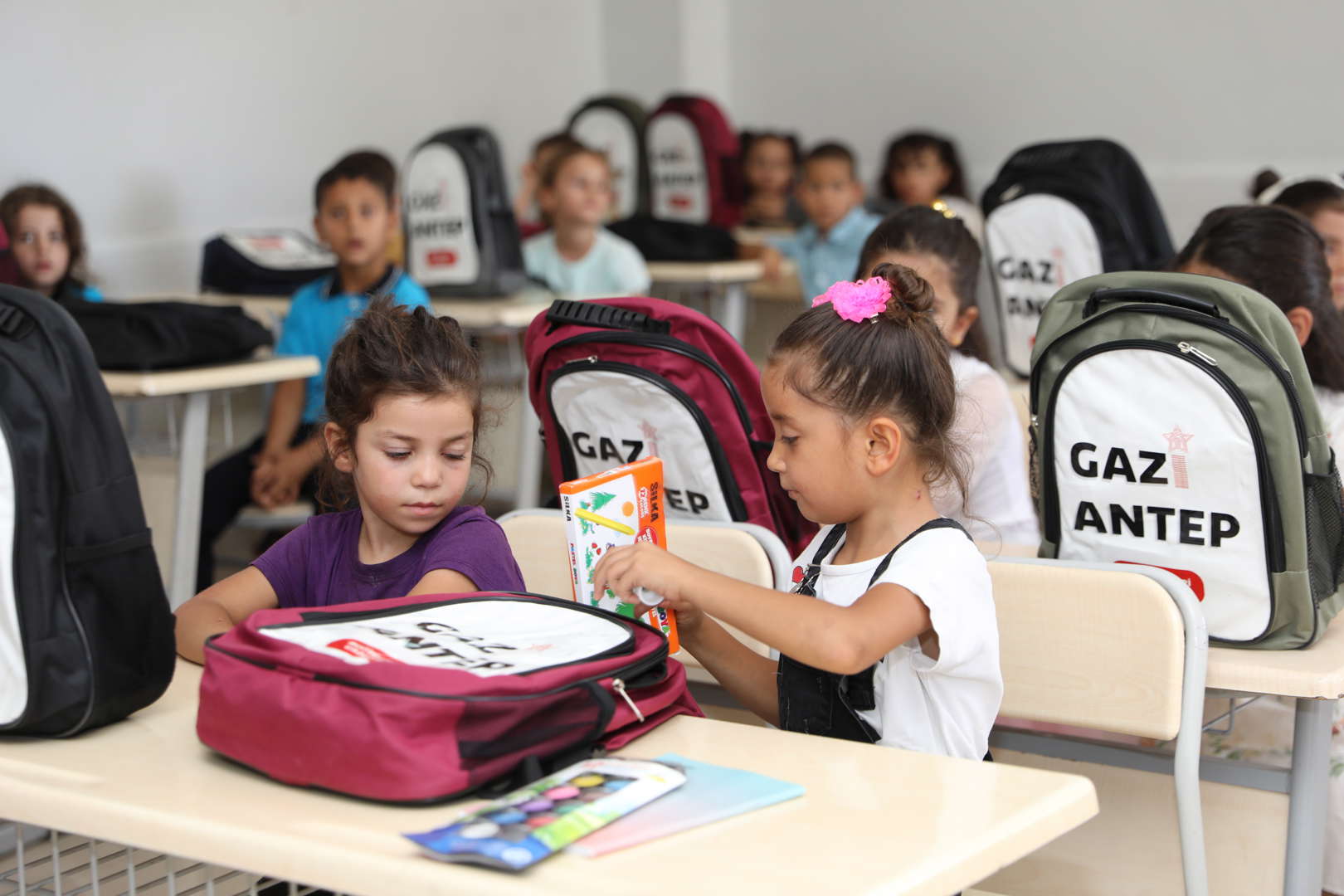 hediye çanta ve kırtasiye malzemeleri, minik öğrencilerimizi sıralarında karşıladı