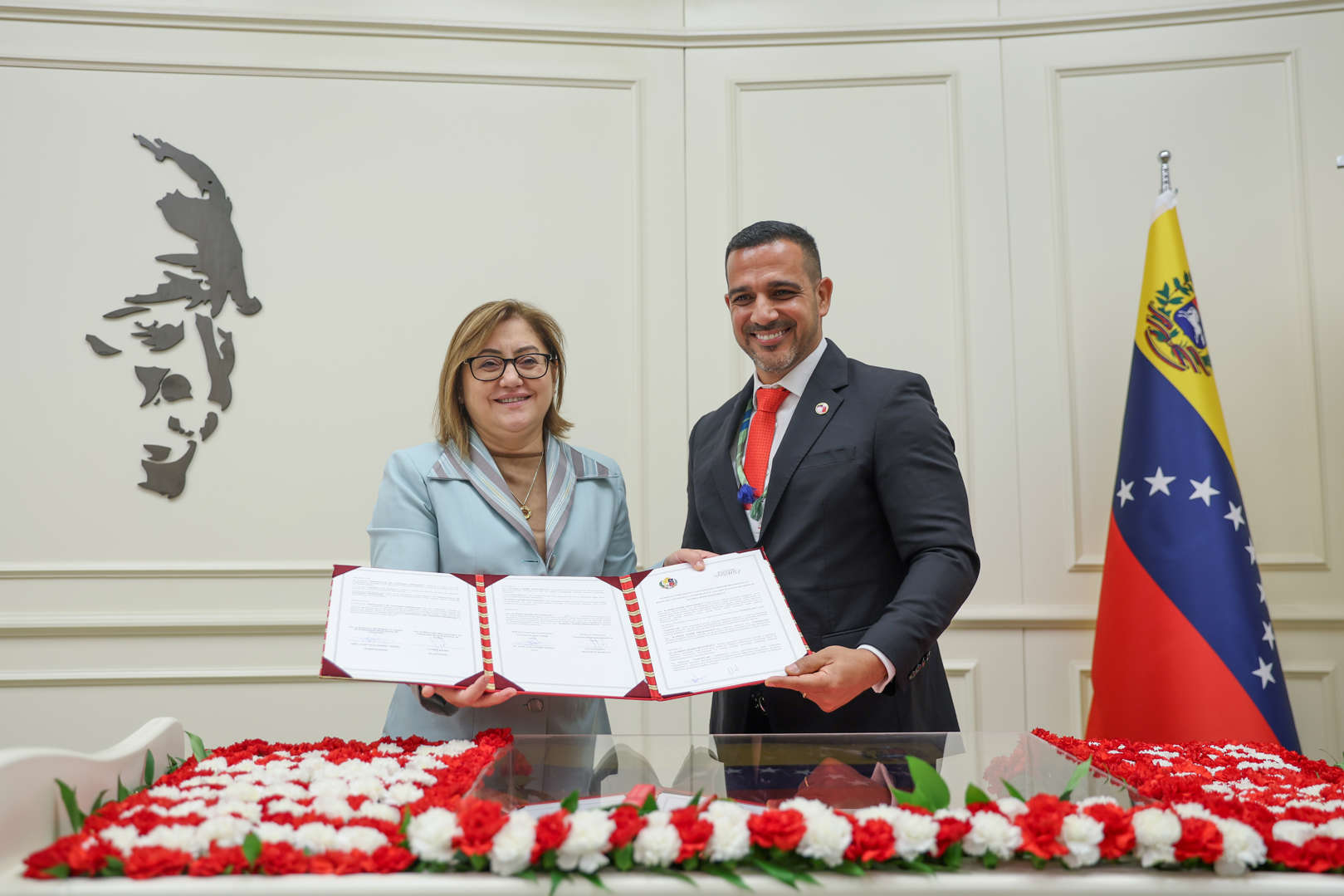 kardeş şehir belediye başkanlarıyla bir araya gelerek venezuela’nın la guaira eyaleti ile kardeş şehir protokolü imzaladık