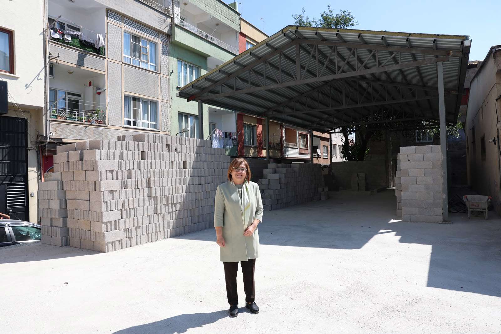 karşıyaka mahallemizde cephe düzenlemesi ve emekliler lokali çalışmalarımız devam ediyor...