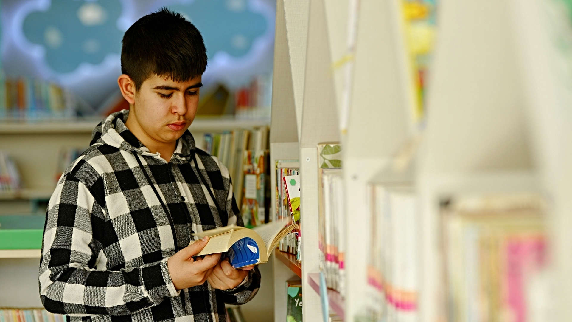 kitap kurdu berat koca gaziantep büyükşehir’in çocuk kütüphanesinde 4 yılda 400 kitap okudu