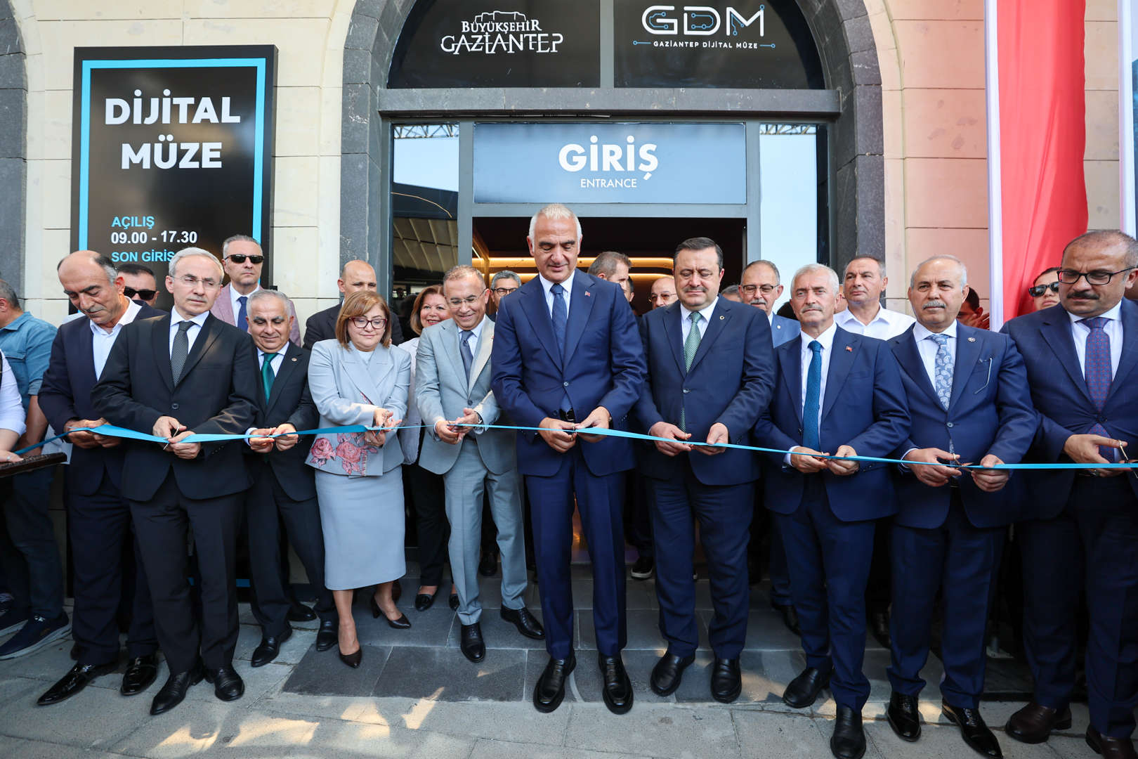sanat ve teknolojiyi aynı çatı altında buluşturduk: gaziantep dijital sanat müzemizi açtık