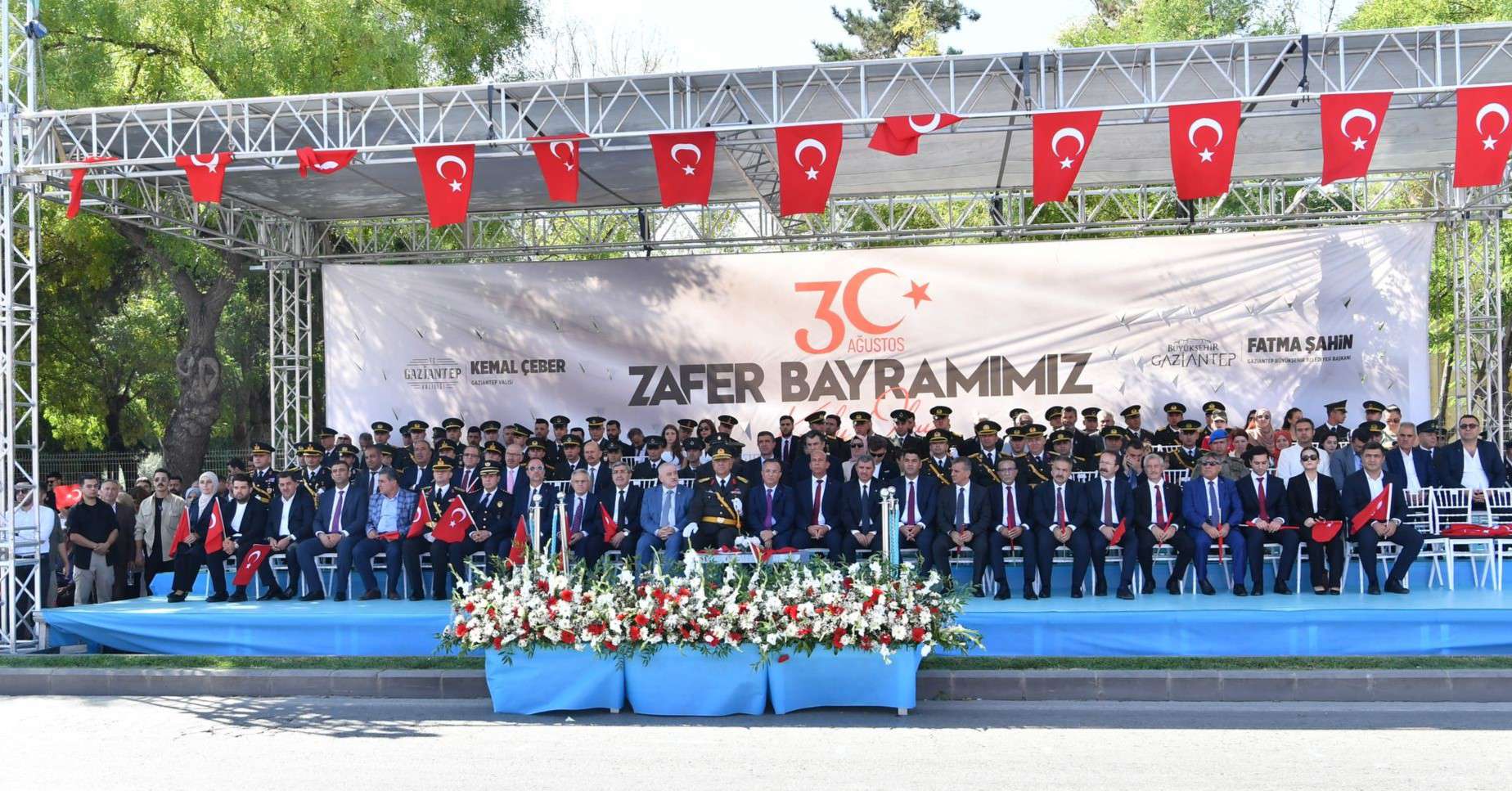 türkiye, geleceğine umutla, güvenle ve kararlılıkla yürümeye devam edecektir