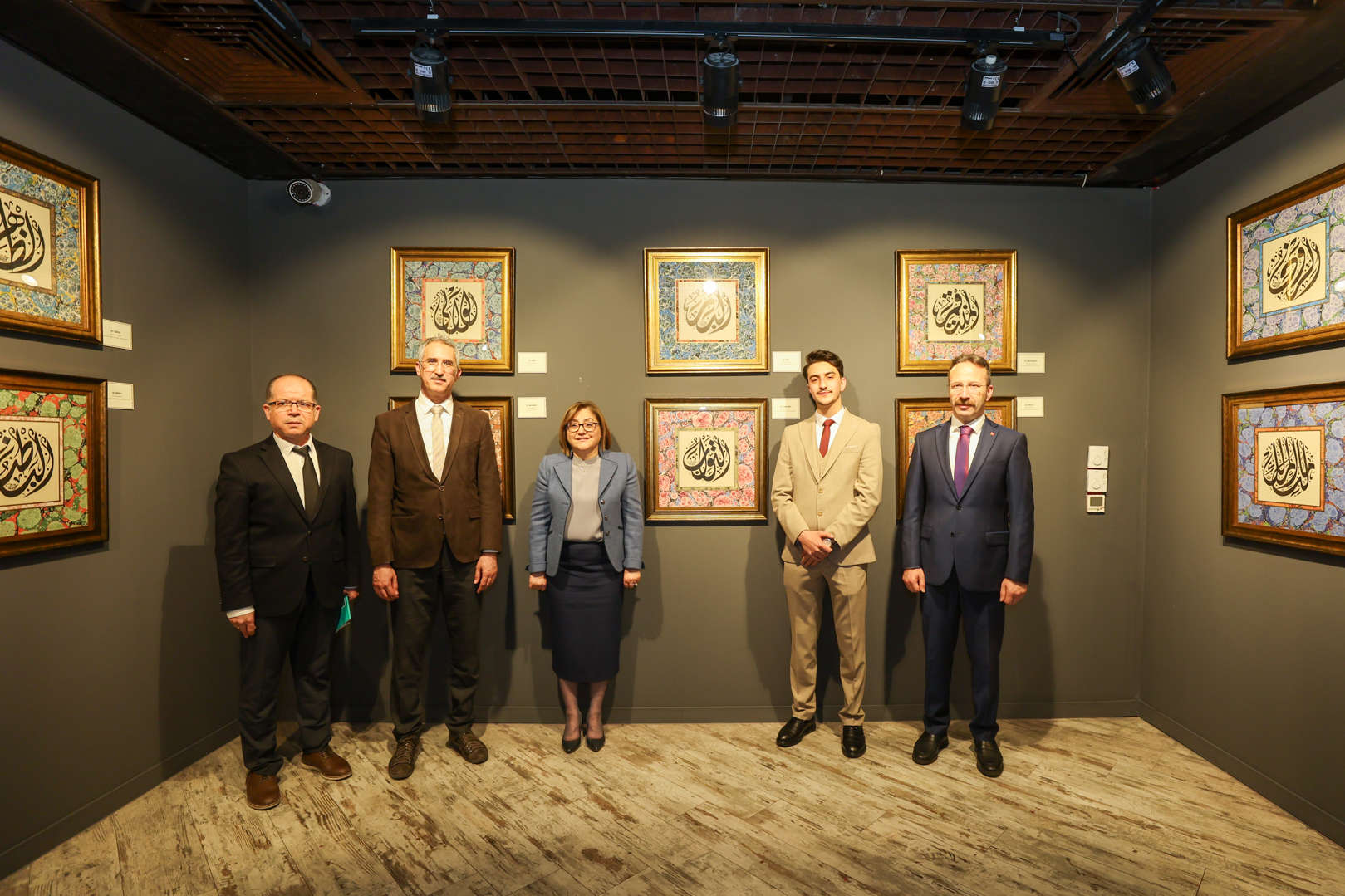 türkiye’nin ilk divani hat tekniğiyle yazılan esma-i hüsna sergisi gaziantep’te!